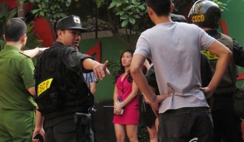 Quán chỉ có một lối vào, cổng khá kín đáo, luôn có bảo vệ và nhân viên đứng dưới quan sát. Quán lúc nào cũng treo một biển đỏ tuyển nhân viên nữ.