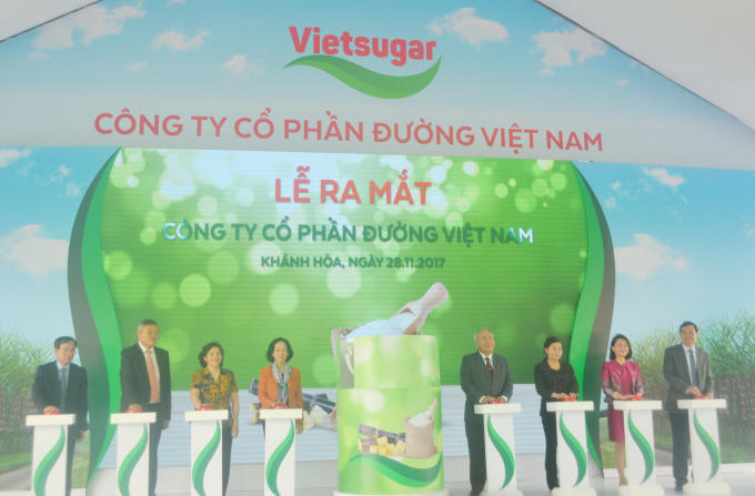 Các đại biểu nhấn nút thay đổi logo mới của Công ty Cổ phần đường Việt Nam tại Khánh Hòa.