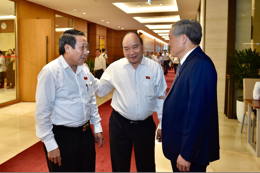 Thủ tướng Nguyễn Xuân Phúc trao đổi với các đại biểu. Ảnh VGP/Nhật Bắc