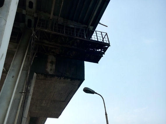 Giàn giáo phục vụ bảo trì cũng bị mục nát, lơ lửng phía trên đầu người qua lại.