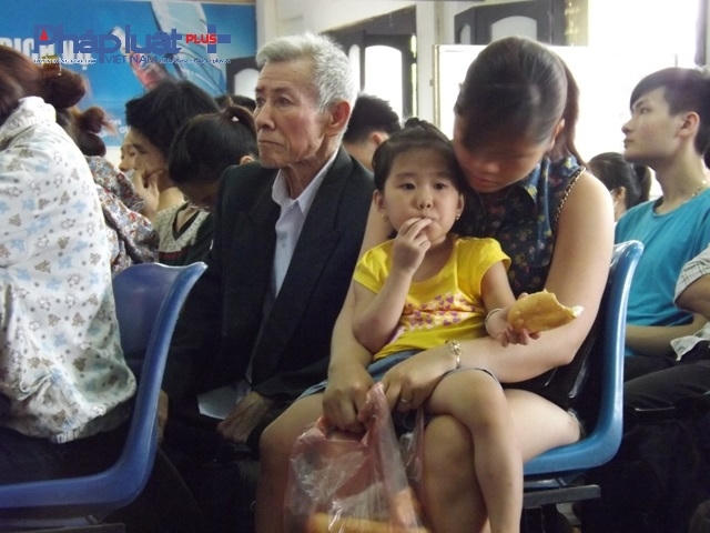 Người già và trẻ em là những đối tượng tỏ ra mệt mỏi nhất.