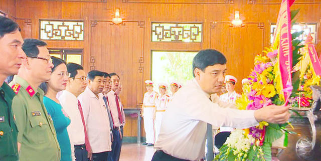 Lãnh đạo tỉnh Nghệ An thành kính dâng lẵng hoa tươi thắm và nén hương thơm lên Chủ tịch Hồ Chí Minh.