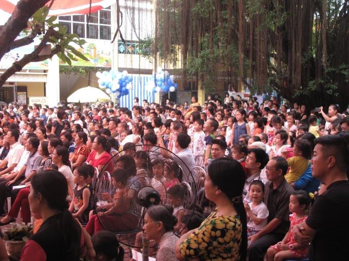 Đông đảo phụ huynh cùng các em nhỏ tham dự lễ phát động Ngày vi chất dinh dưỡng 2016