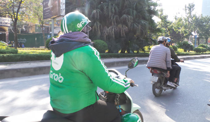 Anh xe &ocirc;m cũng ăn mặc &acirc;́m áp đ&ecirc;̉ hành ngh&ecirc;̀.