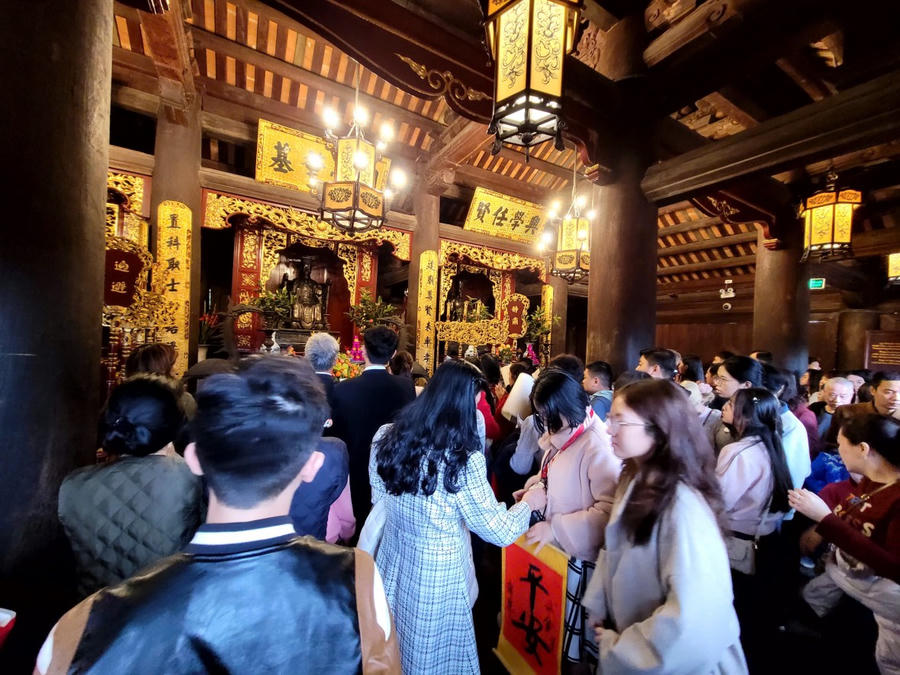 Bên trong khu vực Đại Bái và Hậu Cung chật ních người. Người dân phải nhích từng chút một để vào dâng hương. (Ảnh: Phạm Duy)