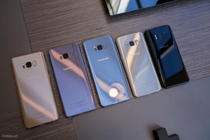 Samsung Galaxy S8 và S8 plus có 5 màu khác nhau gồm: Midnight Black, Orchid Gray, Coral Blue, Arctic Silver và Maple Gold, tất cả các màu này đều có mặt trước màu đen nên nếu nhìn thẳng thì bạn khó phân biệt được màu máy khi nhìn thẳng từ phía trước.
