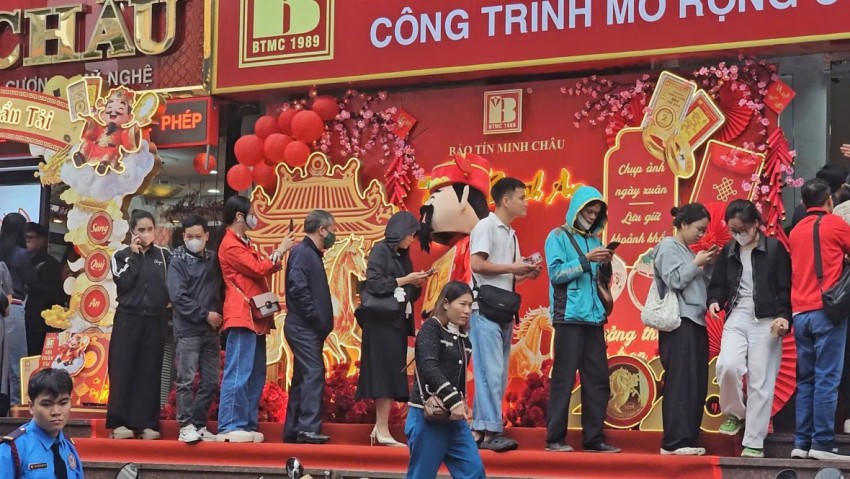 Nhiều sinh viên, shipper được trả công từ 300 - 500 nghìn đồng để xếp hàng mua vàng.