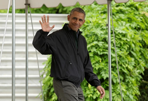Ông Obama vẫy tay chào khi bước ra khỏi Nhà Trắng, chuẩn bị lên đường sang Việt Nam.