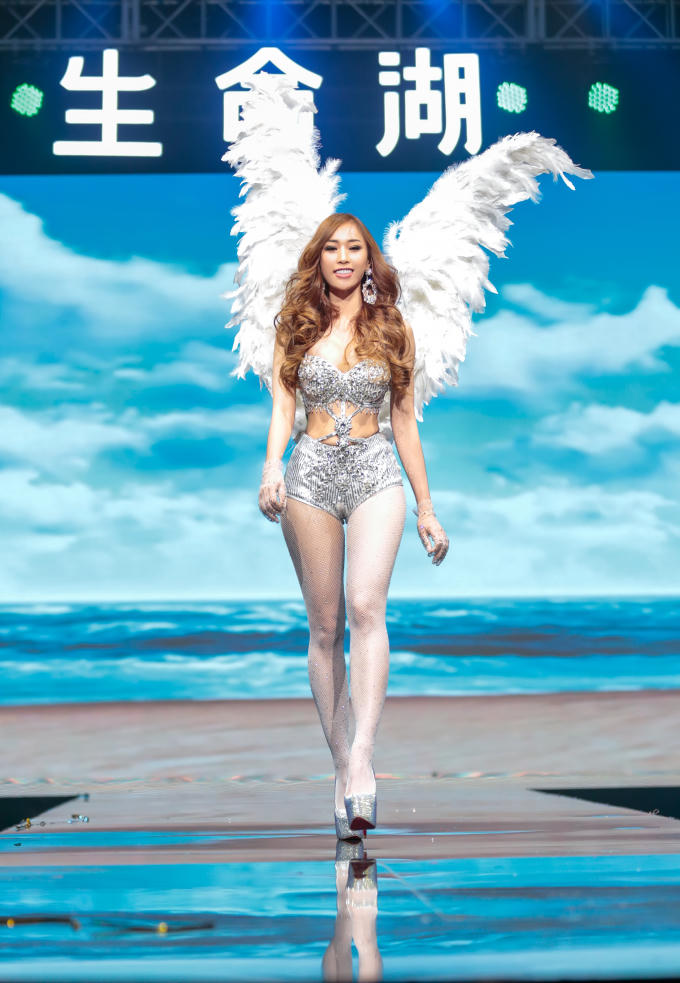 Stella Đào mang tới bộ bikini khá giống với trang phục mà các thiên thần nội y trình diễn tại “Victoria’s Secret show”.