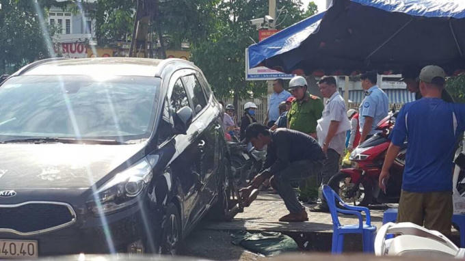 Chiếc xe anh T. thuê để đi chùa vào sáng bị đánh, anh phải nhập viện, cơ quan công an đang tạm giữ.