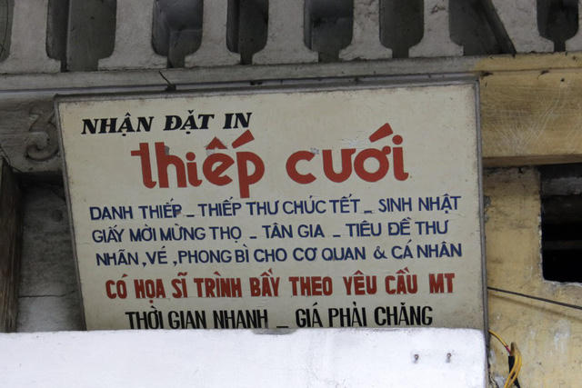 Chi tiết tấm biển hiệu cũ kỹ.