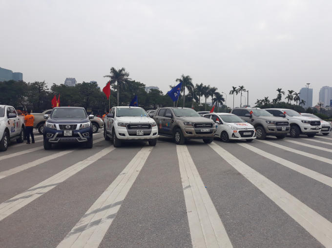 Những chiếc ô tô được trang trí cờ đỏ, sao vàng.