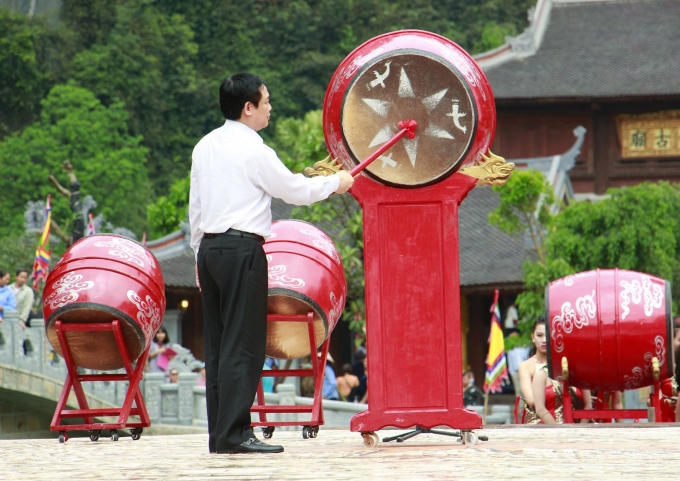 Phó Thủ tướng Chính phủ Vương Đình Huệ đánh trống khai mạc Lễ hội Tràng An 2016.