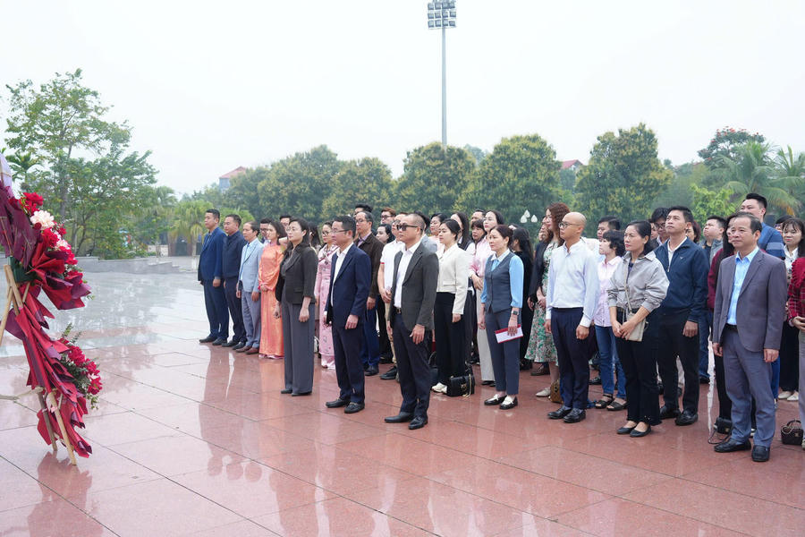 Đoàn Báo Pháp luật Việt Nam dâng hoa tưởng niệm Chủ tịch Hồ Chí Minh.