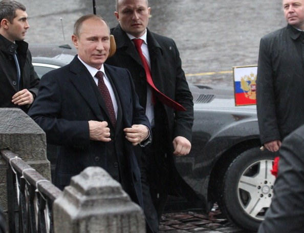 Vệ sỹ luôn theo sát ông Putin.