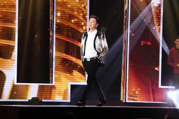 Các vị HLV trổ tài catwalk tranh giành thí sinh này.