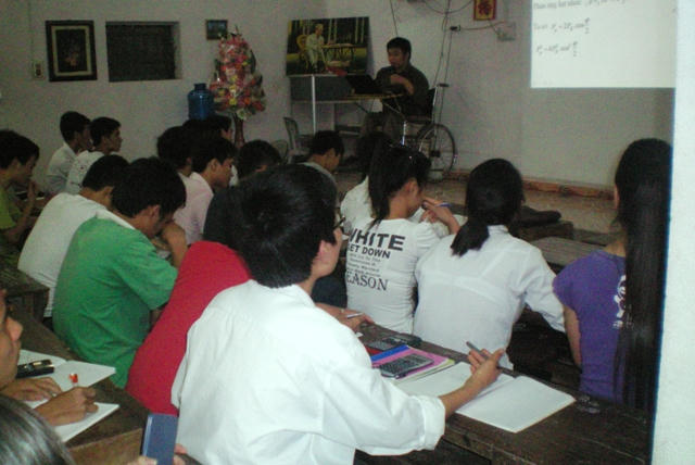 Với nghị lực hiếm có, thầy Tuấn vượt qua số phận, đào tạo hơn 700 học trò đậu các trường ĐH, CĐ trên cả nước