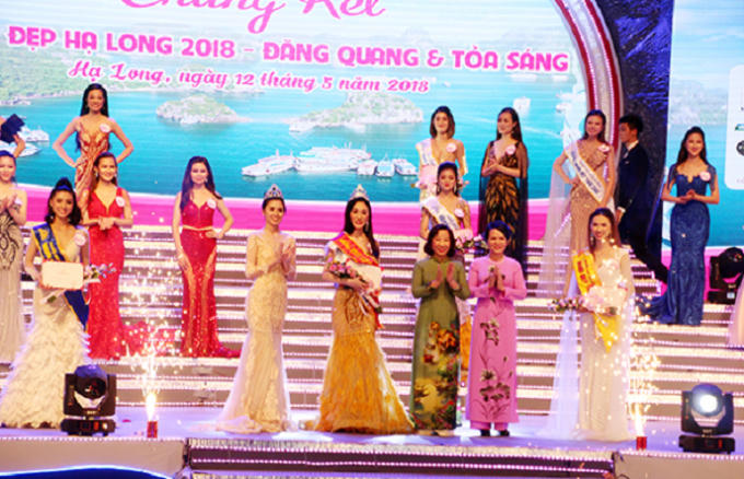 Phó Chủ tịch UBND tỉnh Vũ Thị Thu Thủy trao vương miện cho Người đẹp Hạ Long 2018 Nguyễn Phương Anh.