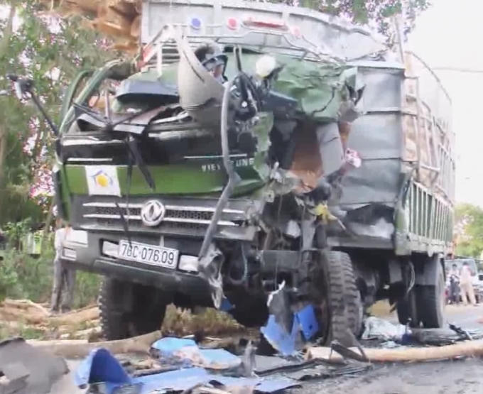 Xe ô tô chở gỗ keo biến dạng sau cú va chạm kinh hoàng.