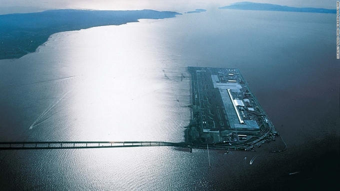 Sân bay quốc tế Kansai nằm trên một hòn đảo nhân tạo thuộc vịnh Osaka. Sân bay này đã tăng 3 bậc từ vị trí thứ 12 năm 2015, tăng lên vị trí thứ 9 trong danh sách 10 sân bay tốt nhất năm 2016. (Ảnh: CNN)