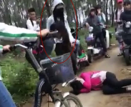 Hình ảnh nữ sinh H bị các bạn cùng lớp đánh gục ở bãi phi lao (ảnh cắt từ clip).