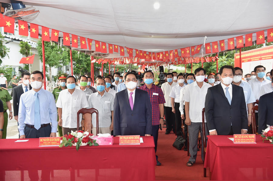Sau nghi thức chào cờ, Tổ trưởng tổ bầu cử đọc lời khai mạc cuộc bỏ phiếu bầu cử đại biểu Quốc hội khóa XV và đại biểu HĐND các cấp nhiệm kỳ 2021-2026 và phổ biến nội quy phòng bỏ phiếu. Ảnh: VGP/Nhật Bắc