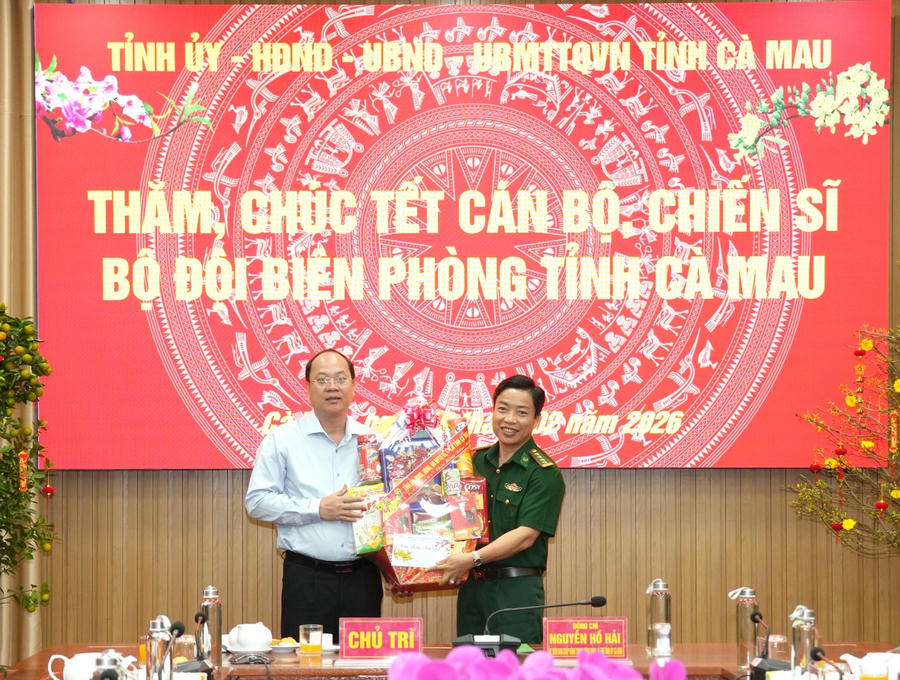 Bí thư Tỉnh ủy Cà Mau trao quà động viên cán bộ, chiến sĩ BĐBP tỉnh.