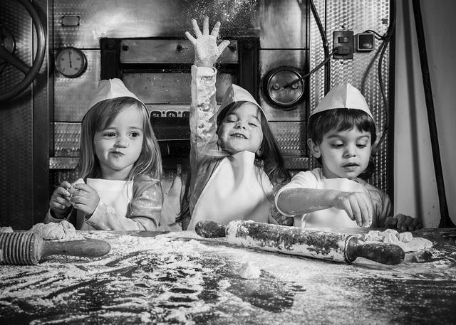 Bức “Những thợ làm bánh vui vẻ” của @suewetjen (Đức)