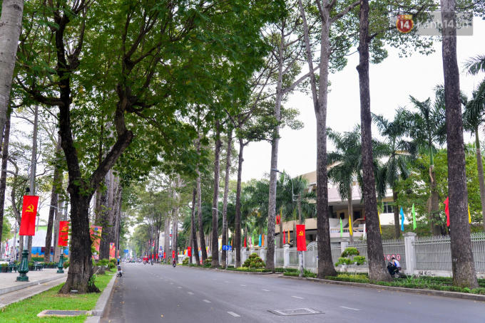Từ những ngày đầu của đợt nghỉ lễ, các con đường dọc trung tâm thành phố thưa thớt hẳn. Đường Hồng Bàng vốn luôn đông đúc xe cộ nay lại trở nên thênh thang, rộng rãi.