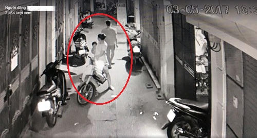 Cặp vợ chồng chở theo con nhỏ đi ăn trộm tại Hà Nội.