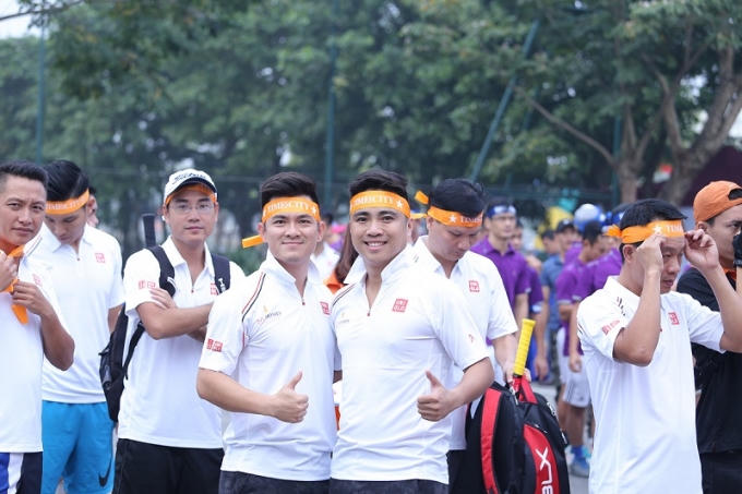 Những gương mặt hồ hởi của cư dân Vin trước giờ thi đấu với băng rôn, biểu ngữ rộn ràng.