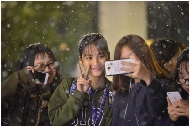 Những bông tuyết rơi dày đặc trong suốt 45 phút phun thử nghiệm. Các bạn trẻ thích thú chụp hình cùng cơn mưa tuyết bất ngờ giữa sân trường.
