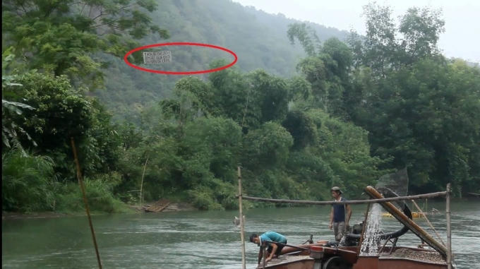 Theo doanh nghiệp, những người dân địa phương đã tự ý treo biển cấm, chỉ cần tàu vượt qua là hứng "mưa đá".