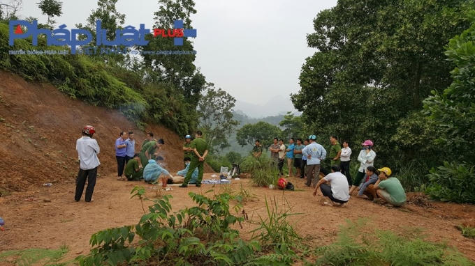 Cơ quan chức năng đang tiến hành khám nghiệm tử thi tại hiện trường