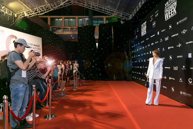 Ho&agrave;ng Oanh c&aacute; t&iacute;nh với phong c&aacute;ch menswear đậm chất Dung đại ca