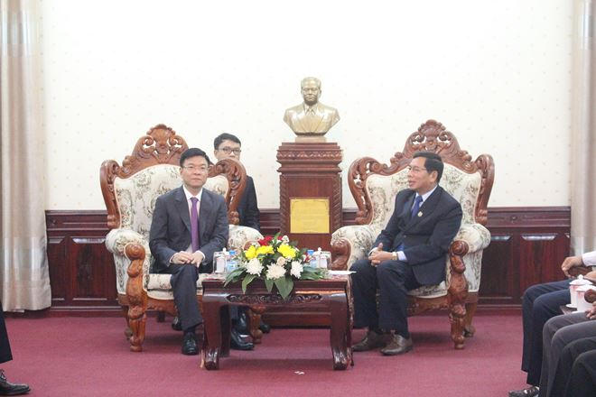 Bộ trưởng Lê Thành Long chào Viện trưởng VKSNDTC Lào