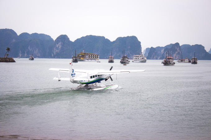 Đạo diễn phim Kong đưa đạo diễn Gozilla thăm Vịnh Hạ Long bằng thủy phi cơ
