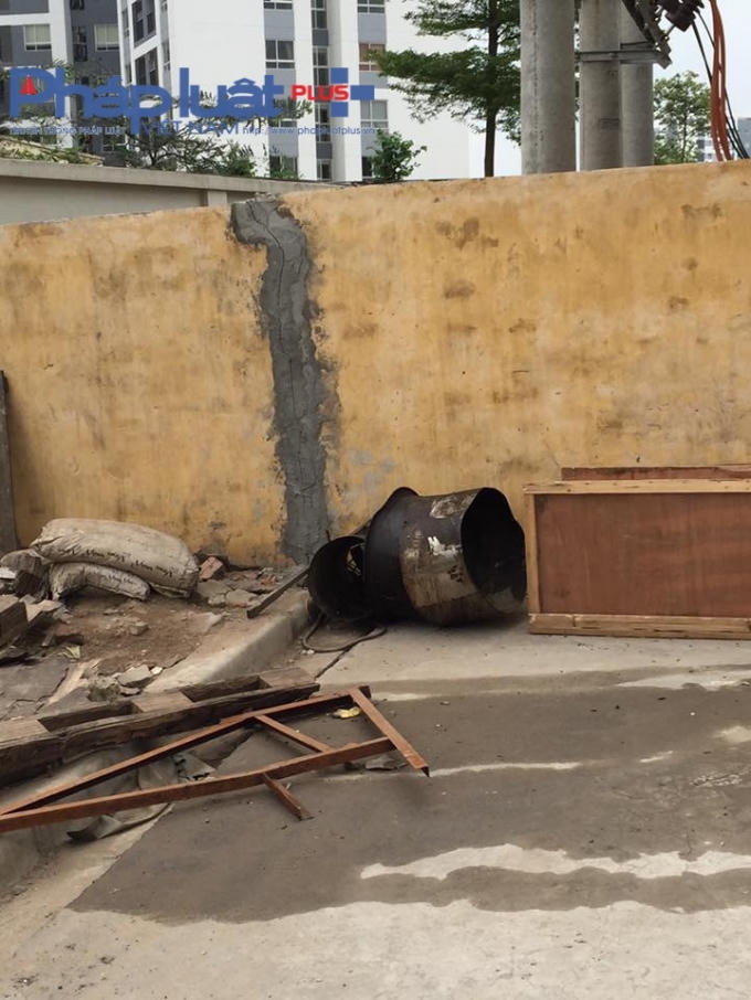 Vệt nứt trên tường nhà chứa rác đã được chát lại tạm thời. (Ảnh Thanh Thắng)