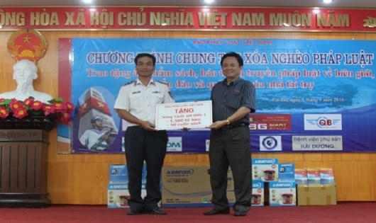 Phó Tổng Biên tập Thường trực Đặng Ngọc Luyến trao quà tặng cho bộ đội biên phòng Hải Phòng.