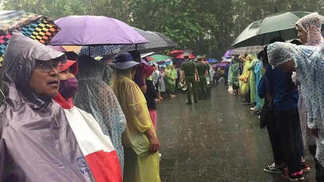 Lực lượng an ninh và sinh viên tình nguyện kết thành hàng rào mềm đảm bảo an ninh phục vụ lịch trình lễ hội.