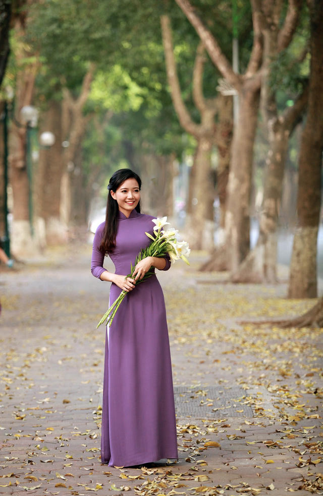 Nhiều người nhận xét, cô giáo Phan Hồng Anh có gương mặt xinh đẹp và thần thái không thua kém gì hoa hậu.