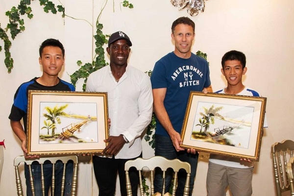 Phạm Anh Khoa gặp gỡ tuyển thủ Ronney Johnsen v&agrave; Dwight Yorke