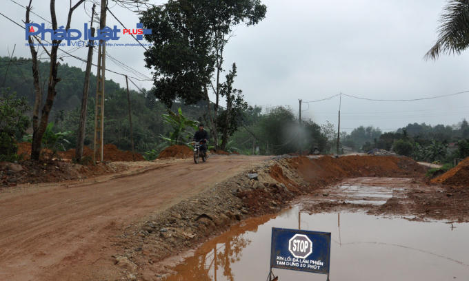 Đoạn đường thi công 3 năm nhưng đến nay vẫn dở dang, người dân sống dọc QL 279 đi lại cực kỳ khó khăn.