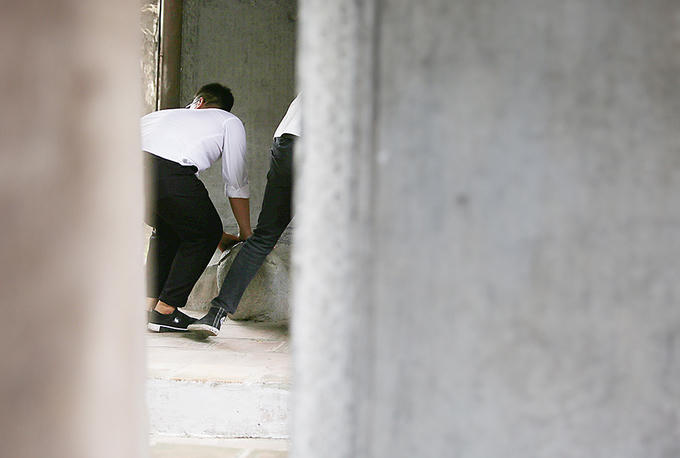 Hàng chục năm nay, việc xoa đầu rùa đã bị cấm. Tuy nhiên, vẫn có sĩ tử vượt rào vi phạm. 