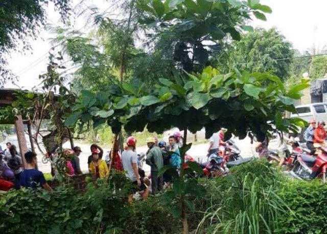 Rất nhiều người dân hiếu kì đặt nghi vấn xung quanh sự việc treo cổ của người đàn ông.