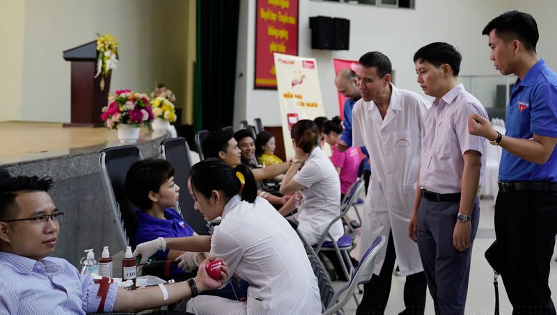Ông Trần Đức Vinh - Phó Tổng biên tập Báo Pháp luật Việt Nam  (đứng thứ 2, từ phải qua) và ông Phạm Tuấn Dương - Phó Viện trưởng Viện Huyết học & Truyền máu Trung ương động viên các phóng viên tham gia hiến máu.