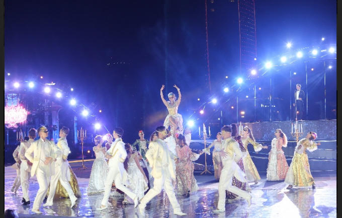 Sắc màu nước Ý trong ca khúc kinh điển O Sole Mio (Mặt Trời Của Tôi) qua giọng ca Đăng Dương truyền cảm xúc lãng mạn vào không gian thành phố biển Đà Nẵng.