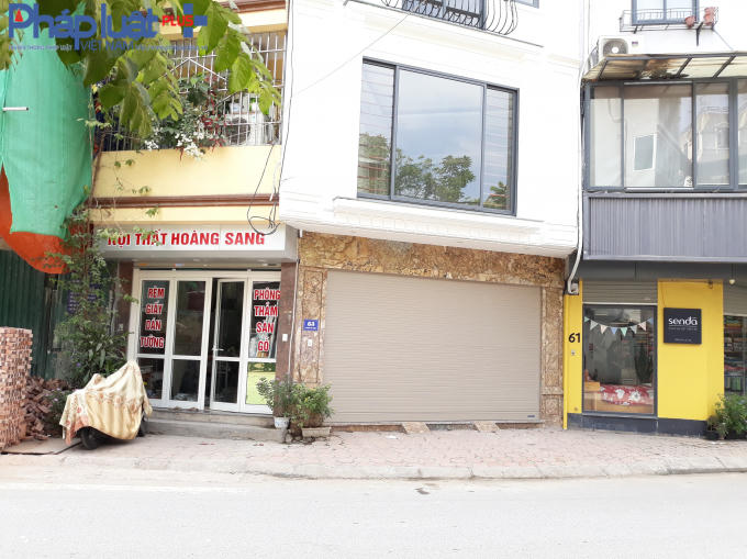 Ba nhà liền kề nhau, nhưng mới chỉ có 2 nhà được đánh số nhà.