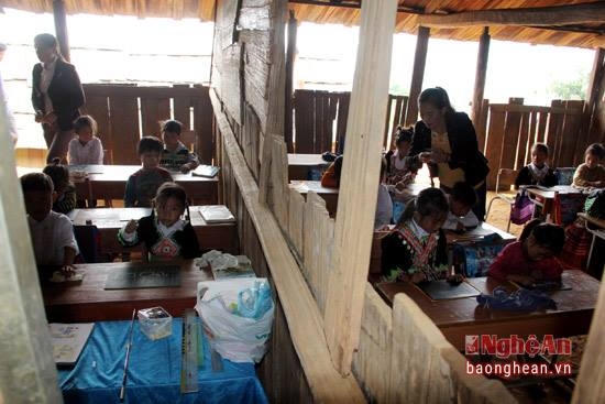 Tại một địa điểm cao nhất trong bản, có một ngôi trường tạm tồn tại đã hàng chục năm nay. Những phòng học rộng chỉ khoảng 20m2, mái và vách đều bằng ván gỗ sa mu. Năm học 2016 – 2017, điểm trường Pà Khốm có 3 thầy giáo, 2 cô giáo. Trong đó có 2 thầy giáo đã “cắm bản gần 20 năm nay.
