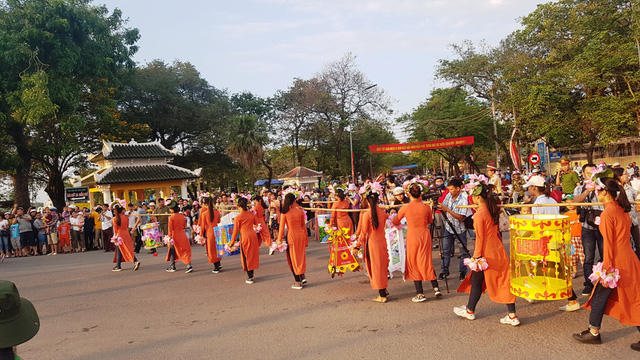 Những chiếc đèn khổng lồ làm từ học sinh có mặt trong đoàn rước.